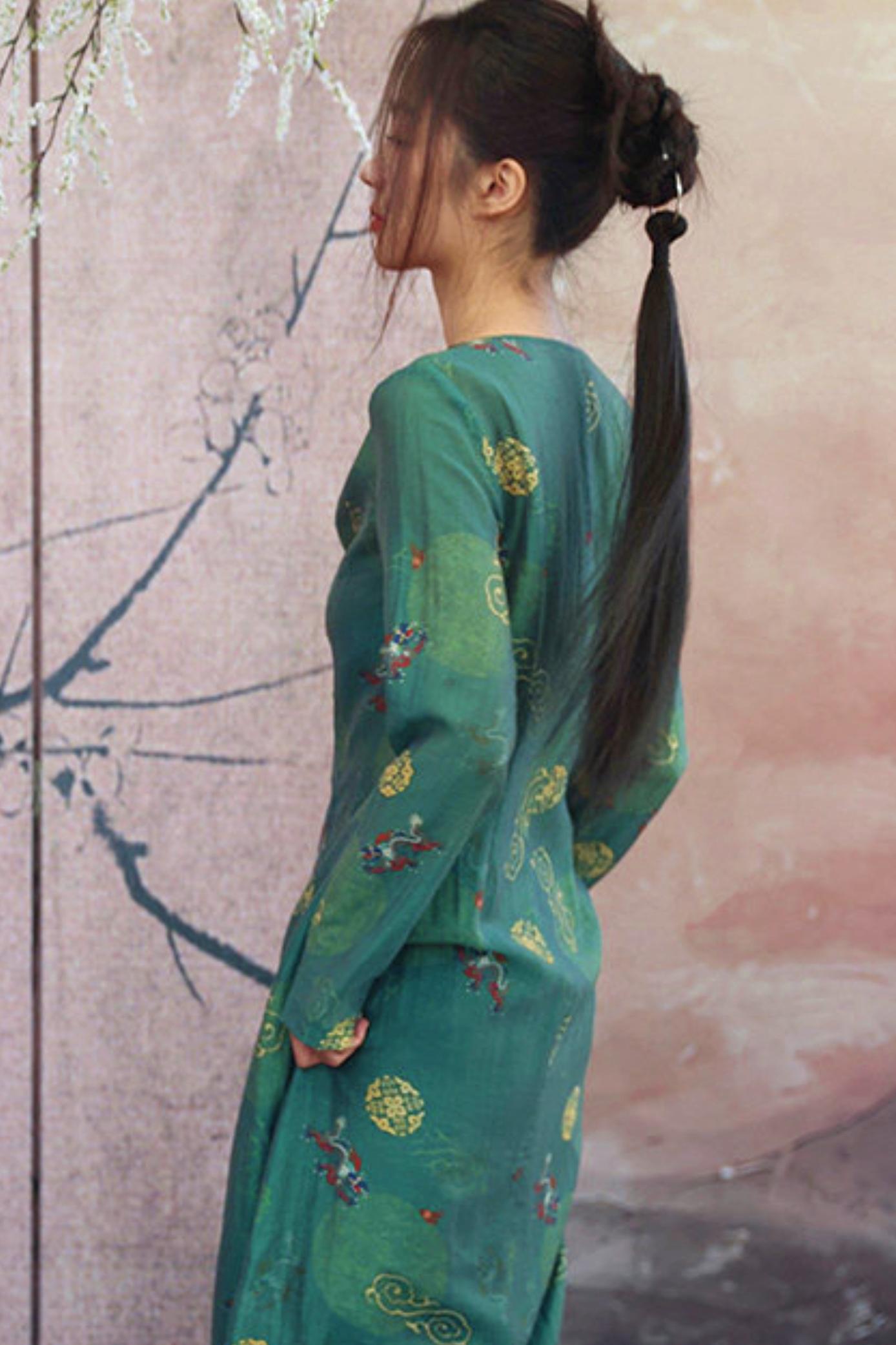 Grünes Kleid mit chinesischem Blumenprint, Drapé-Kragen und Schlitz