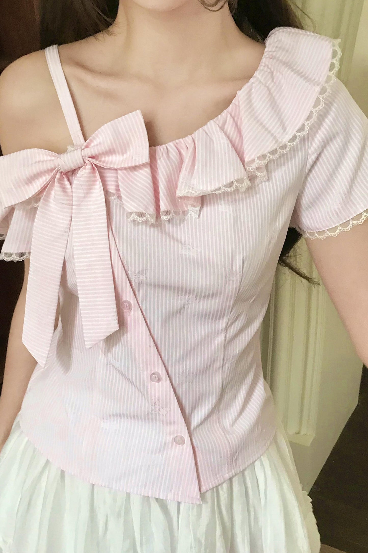 Fluffig-süßes schulterfreies Rüschen-Bluse + Rock