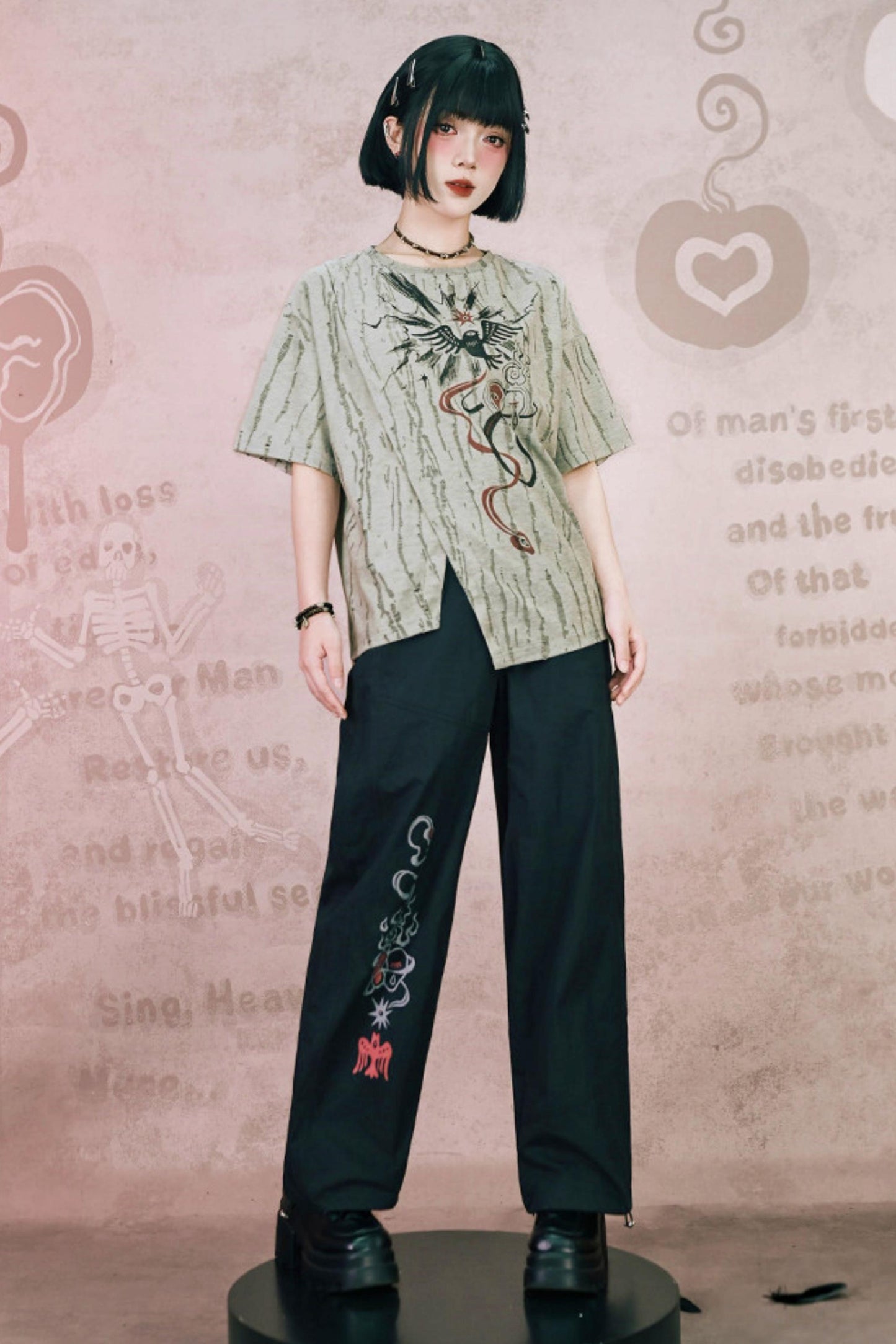 Schwarze Hose mit Schlangen- und China-Stickerei