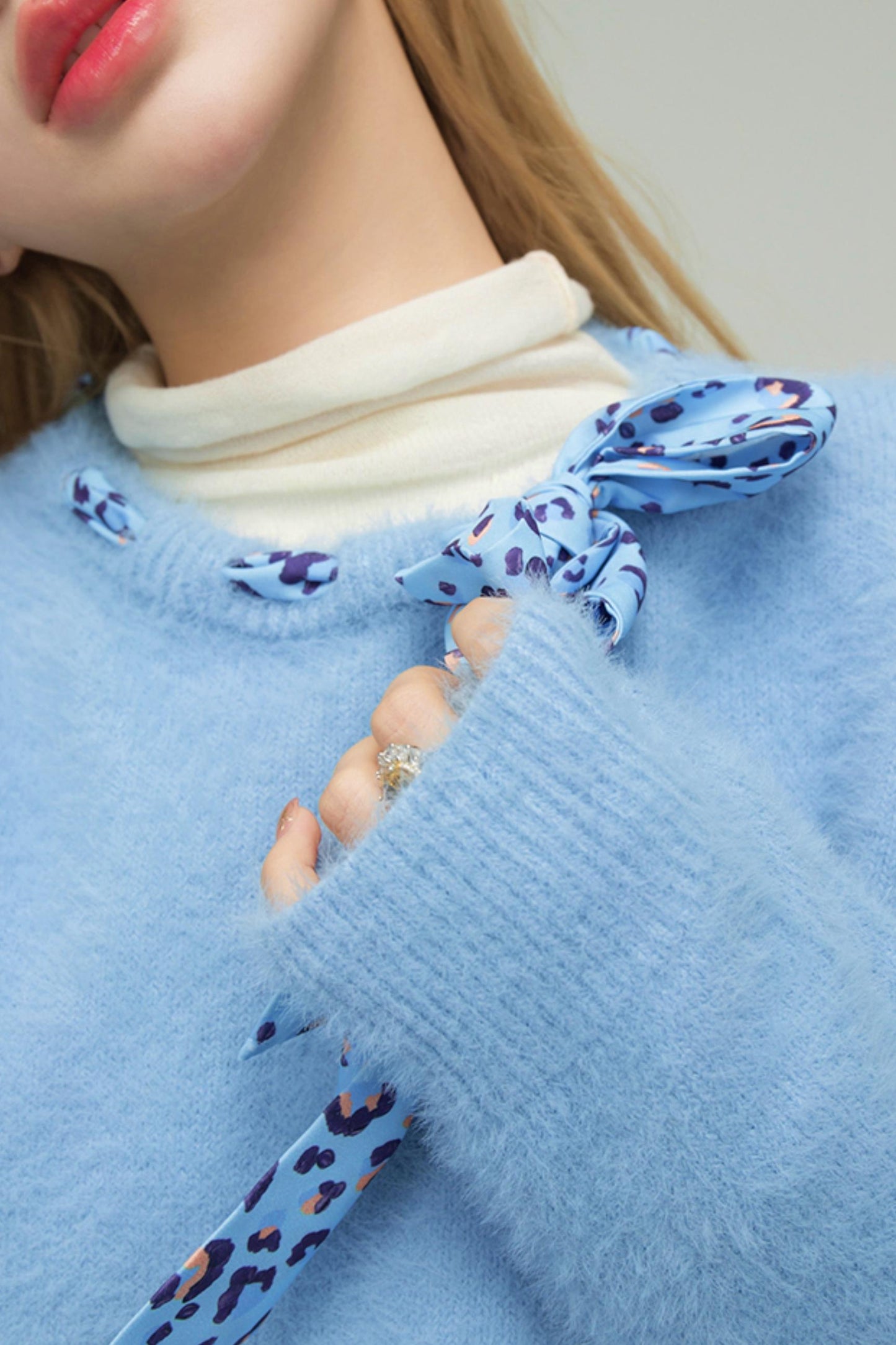 スノーイーブルーレオパードフォーファースウェーター