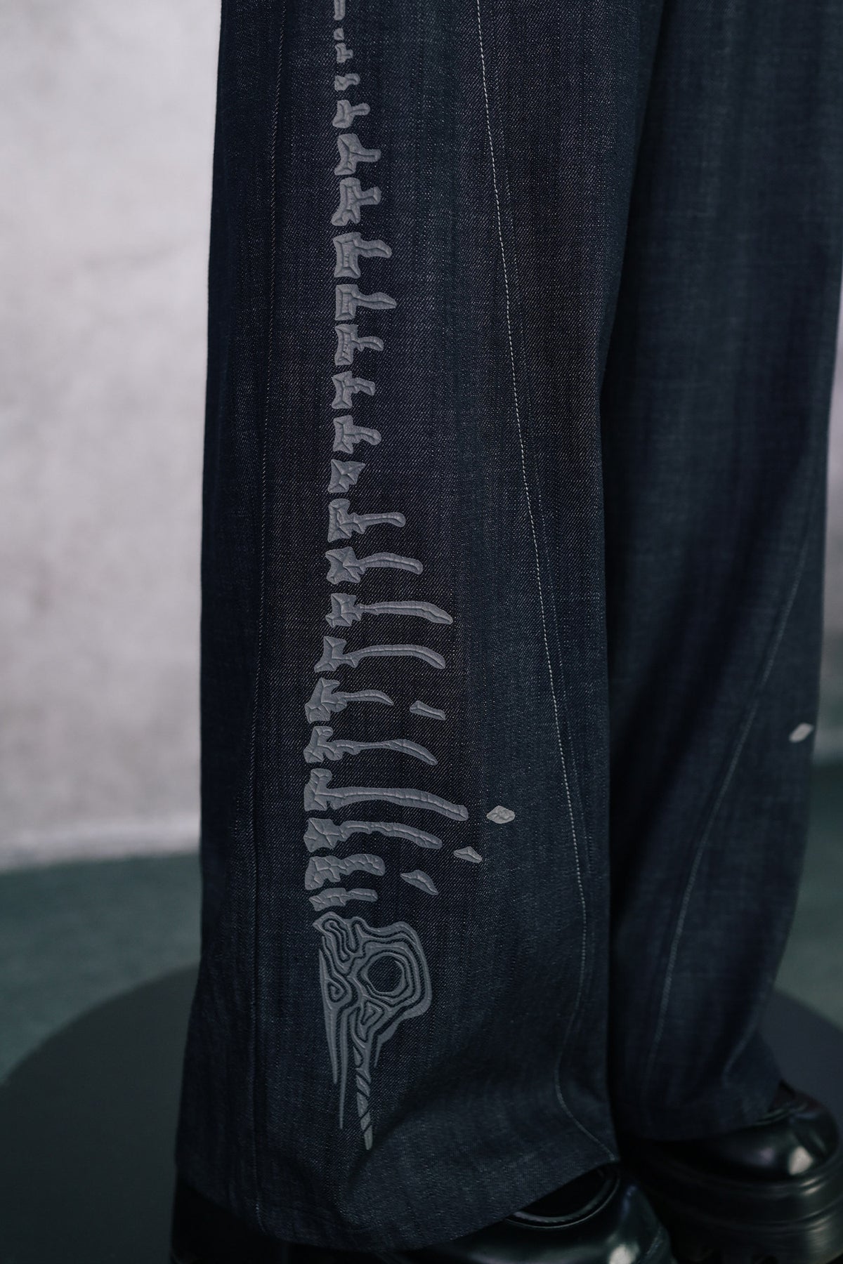 Jeans a gamba larga con stampa 3D in rilievo