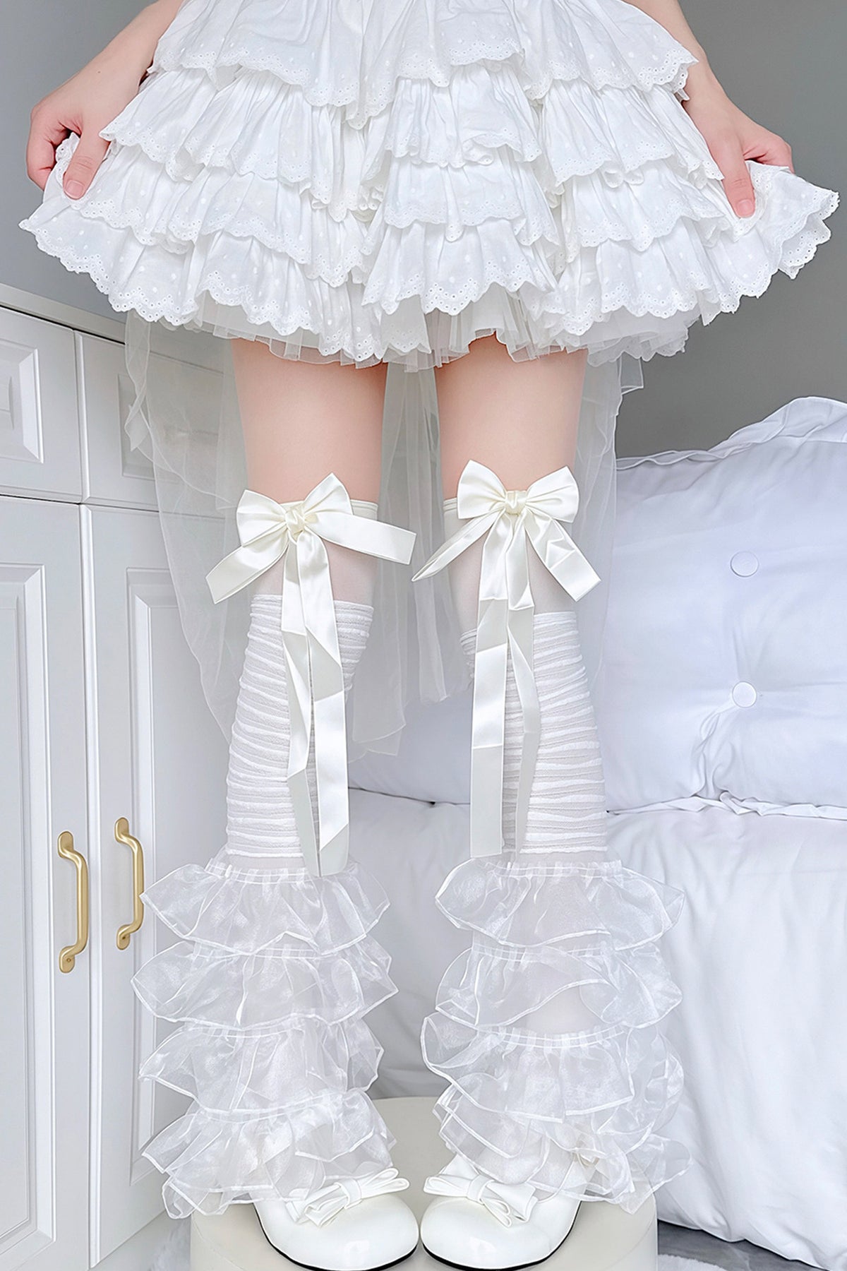 Weiße Mesh-Overknee-Socken mit Spitzen-Schleife