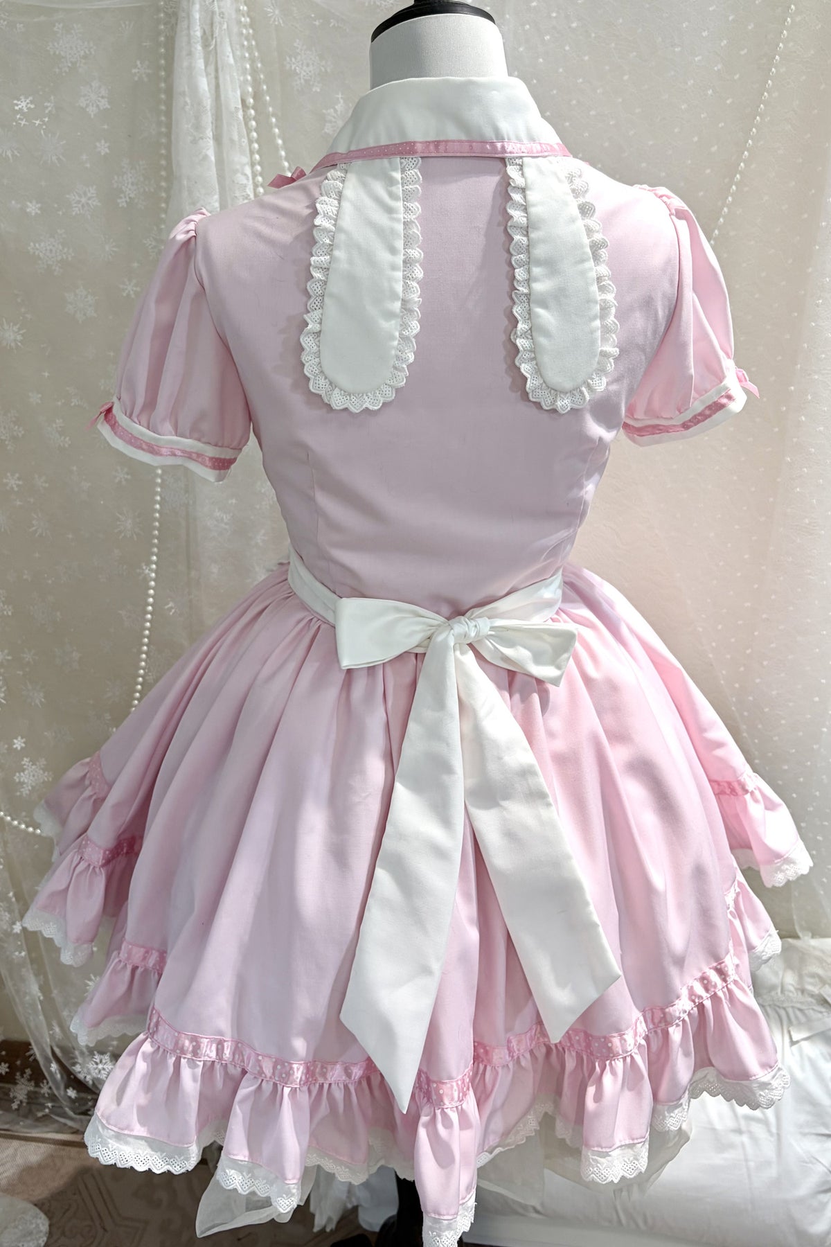 Dienstmädchenkleid mit Hasenohren, Punkten und Schleife