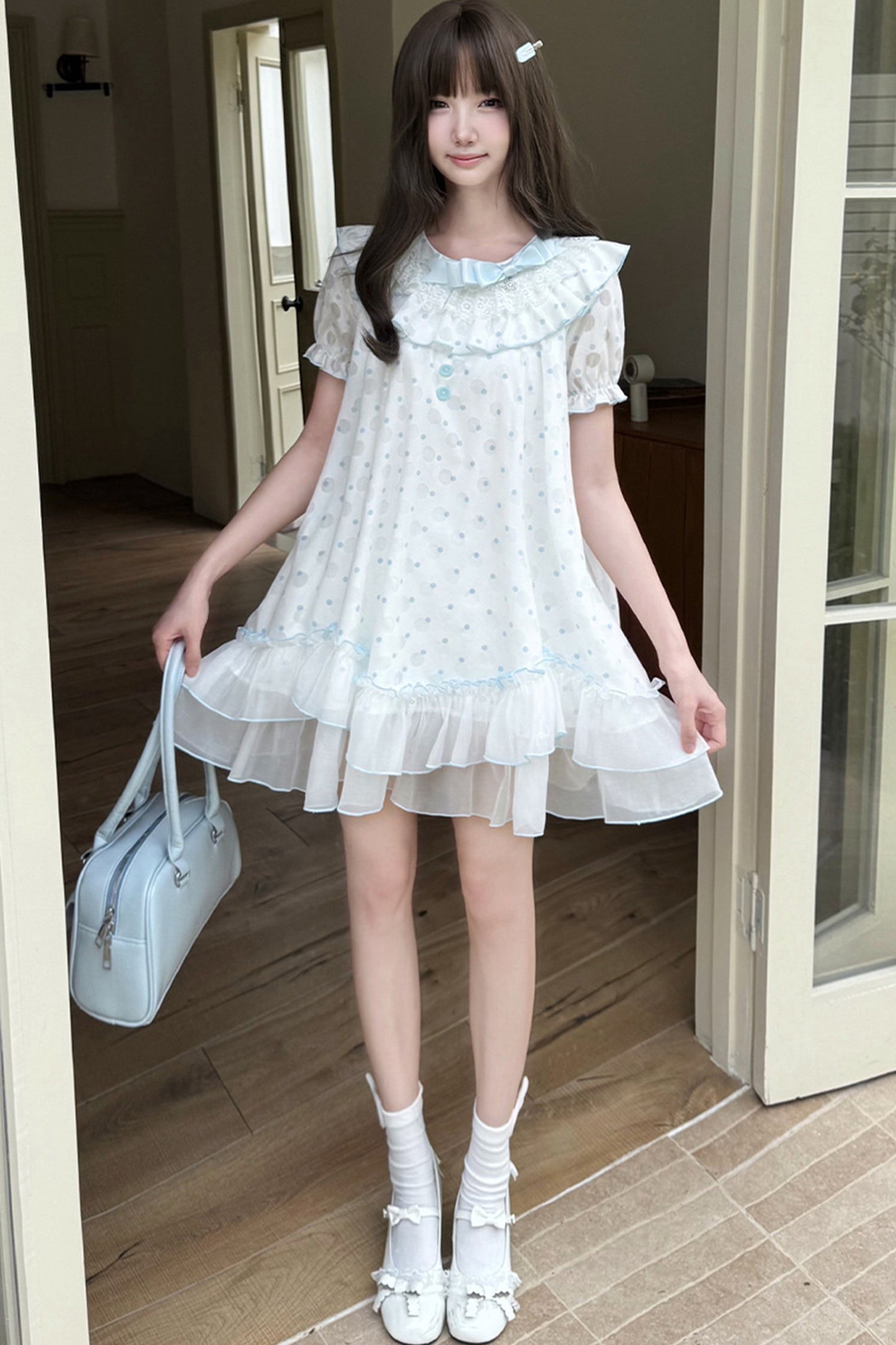 Gepunktetes Kleid mit Spitzenkragen und Bindegürtel