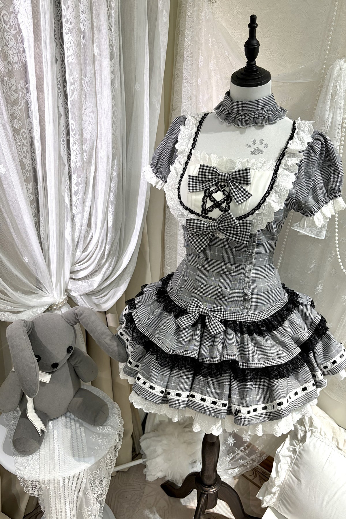 Kariertes Kleid mit Spitze, Schleife und Stufenrock