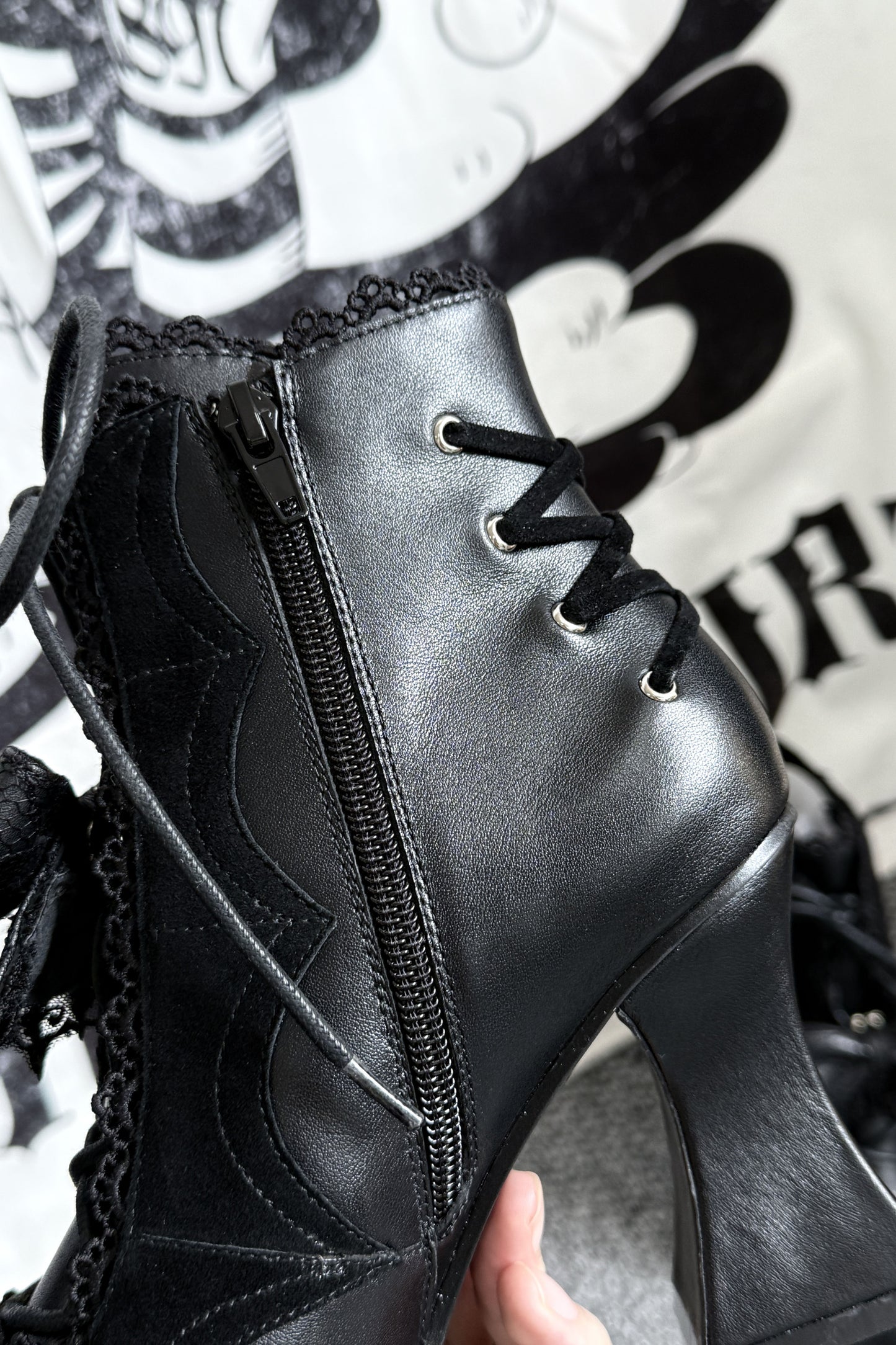 Y2K-Gothic-Stiefel mit spitzer Fledermaus-Optik