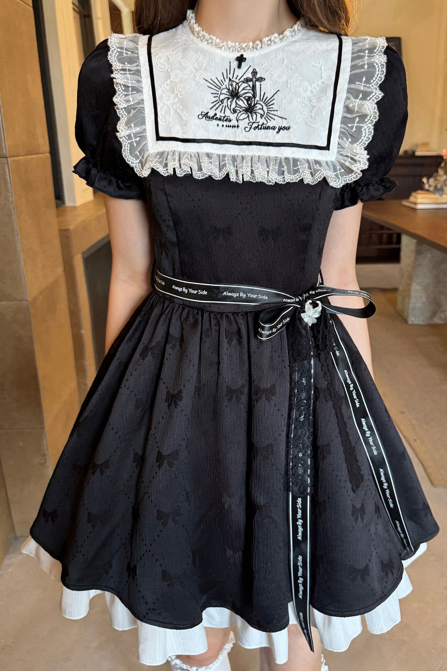 Schwarz-weißes Kleid mit Narzissenstickerei