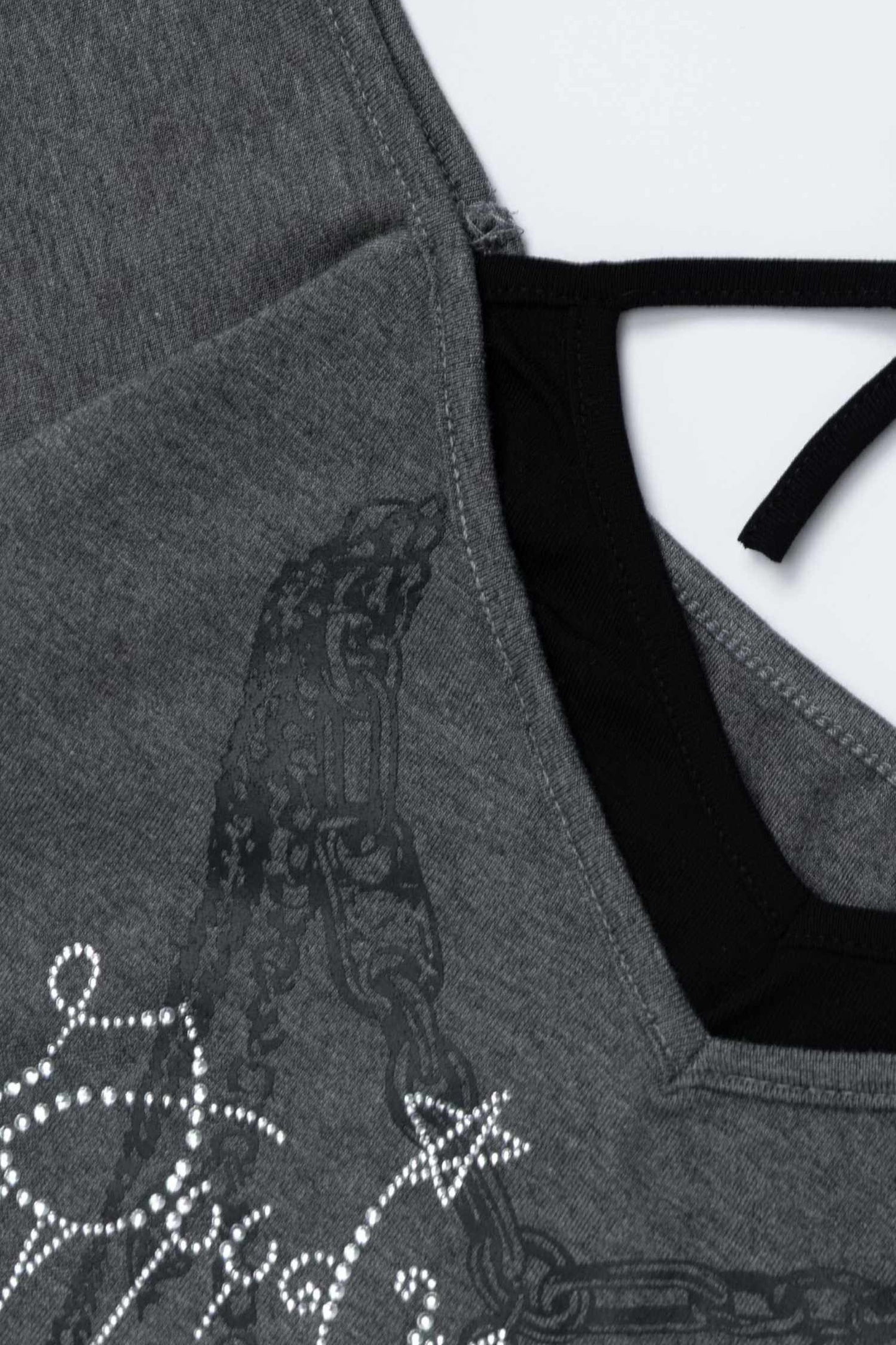 Jirai-Off-Shoulder-T-Shirt mit Kettenprint