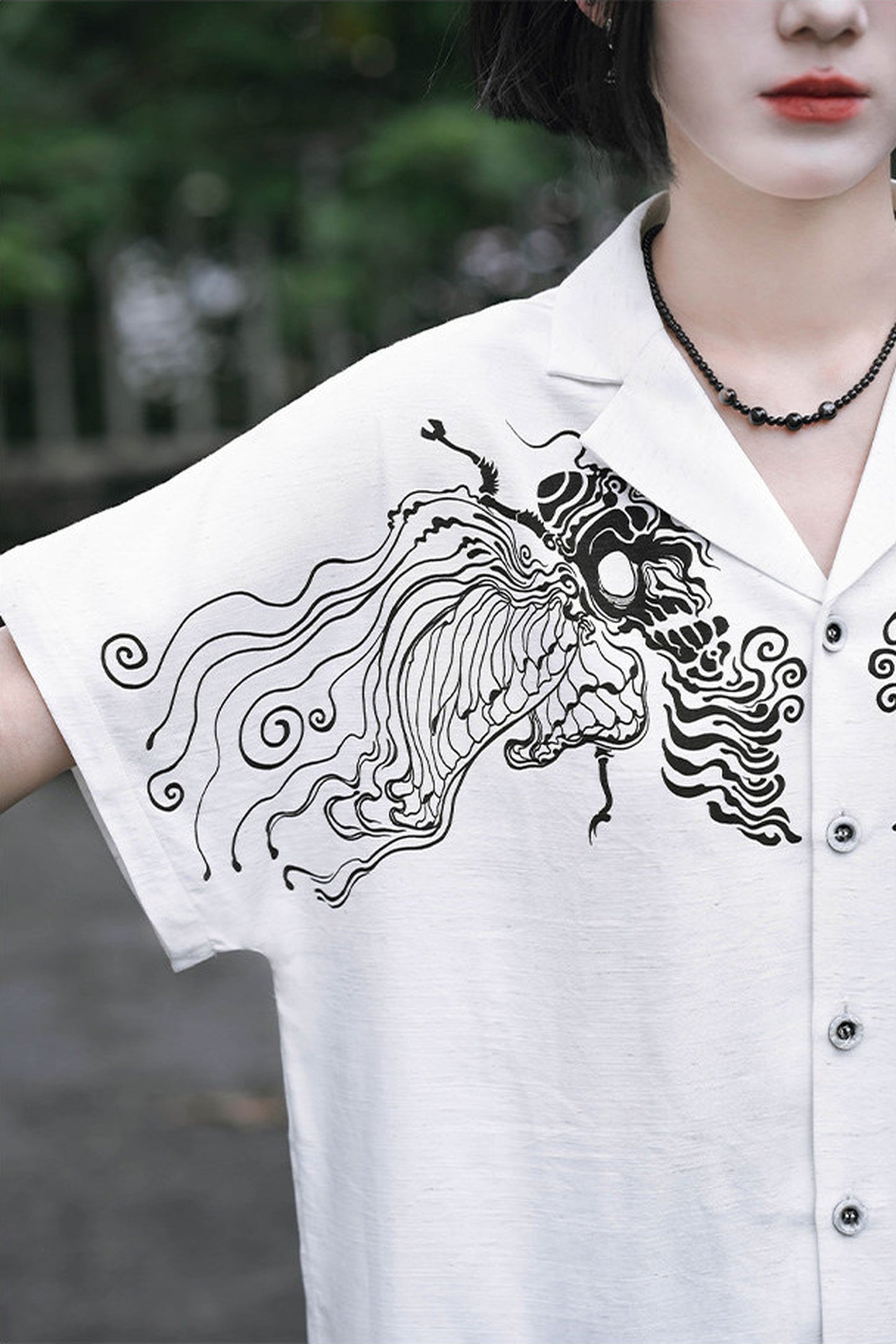 Dunkles Streetwear-Hemd mit Totenkopf-Schmetterling