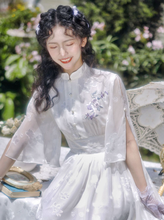 フラワーワンポイトデザインプレーンホワイトウエストマークドレス