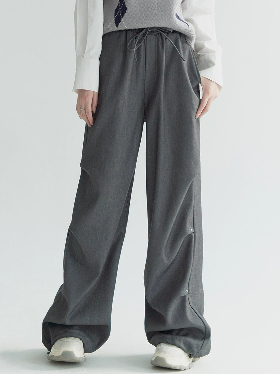 Pantalones casuales sueltos en modo oscuro