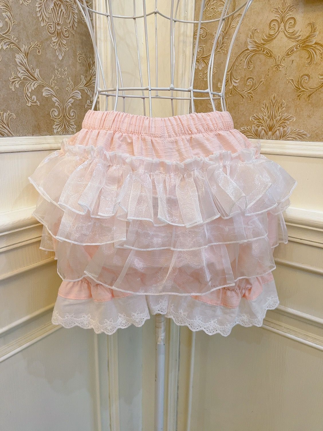 Frilled volume shorts