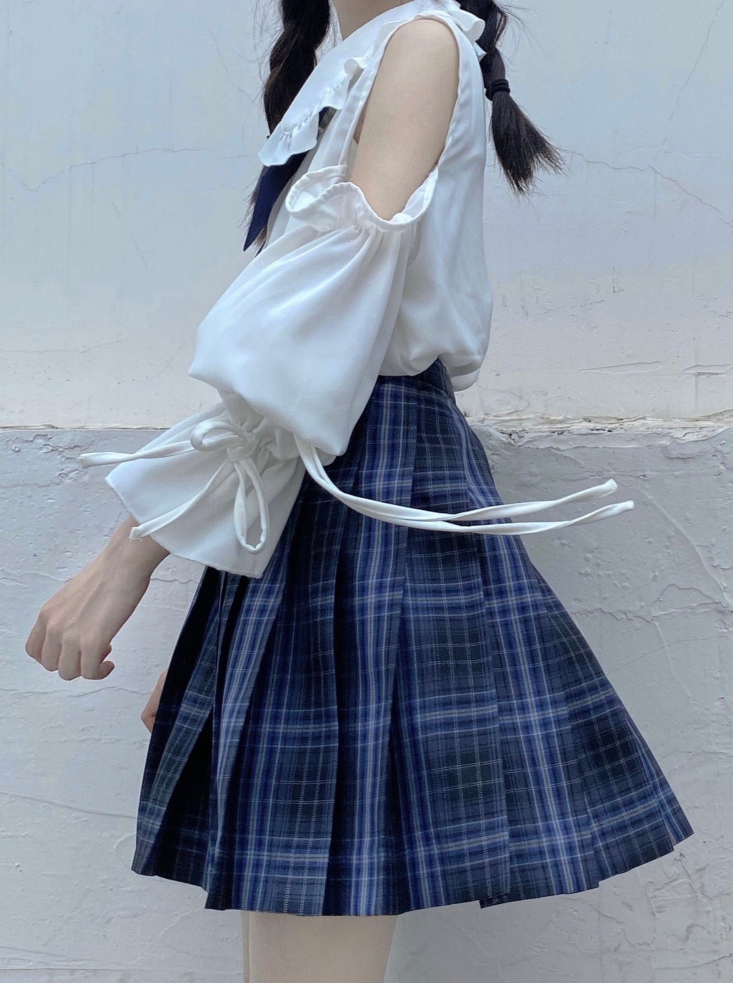 カットアウェイショルダースクエアカラーブラウス