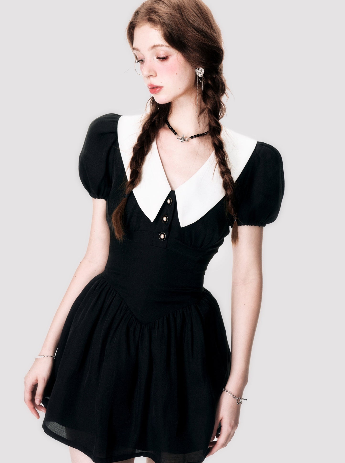 Robe à col de poupée française