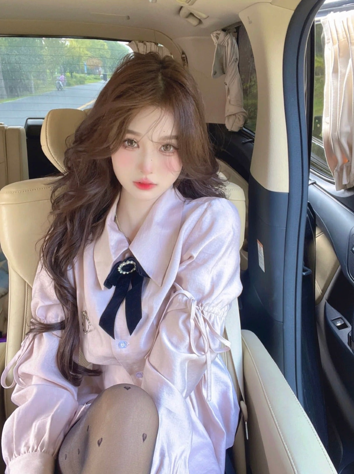 Taille à manches bouffantes ornées de rubans et de bijoux