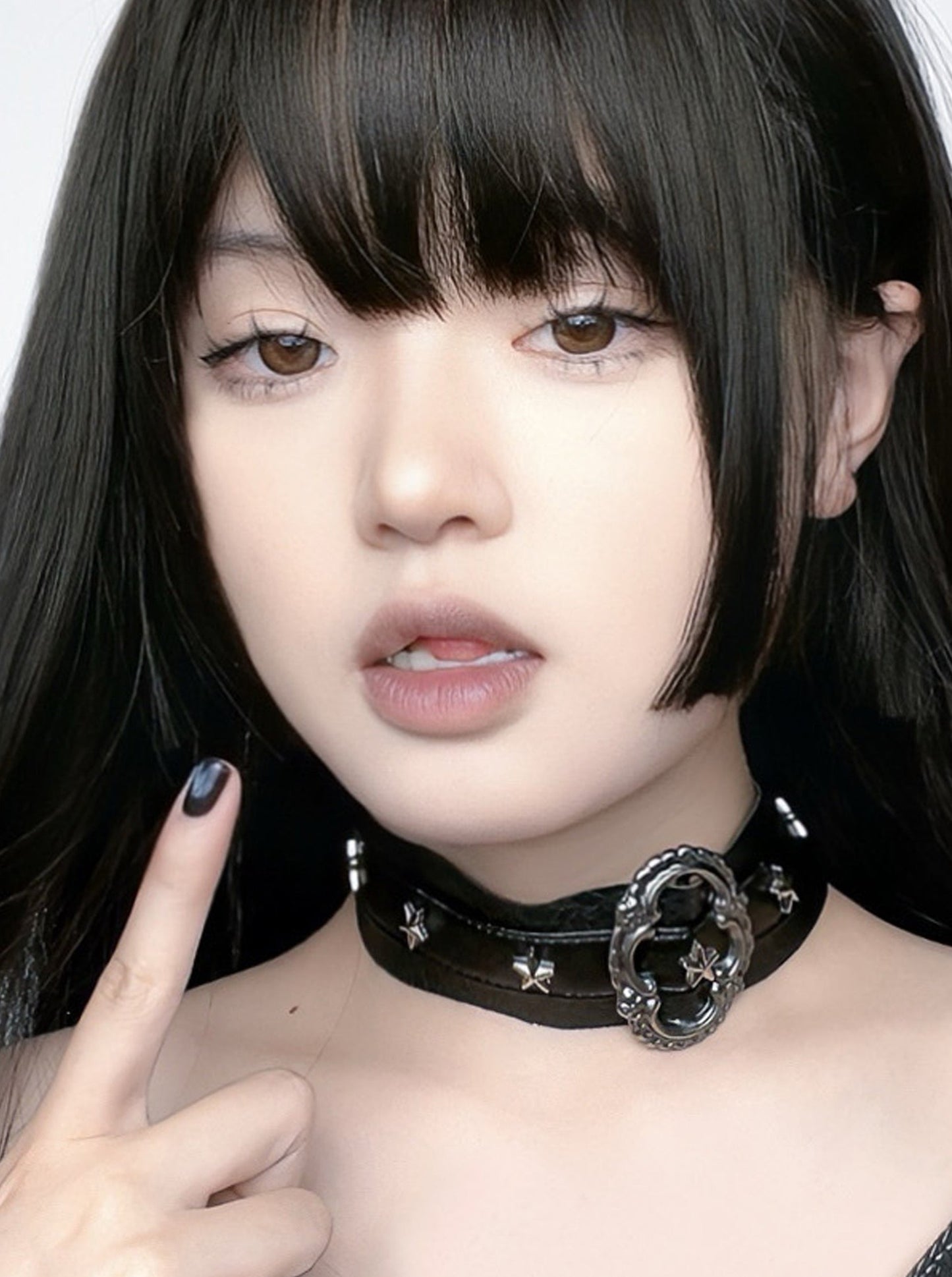 Tour de cou punk foncé au design rétro