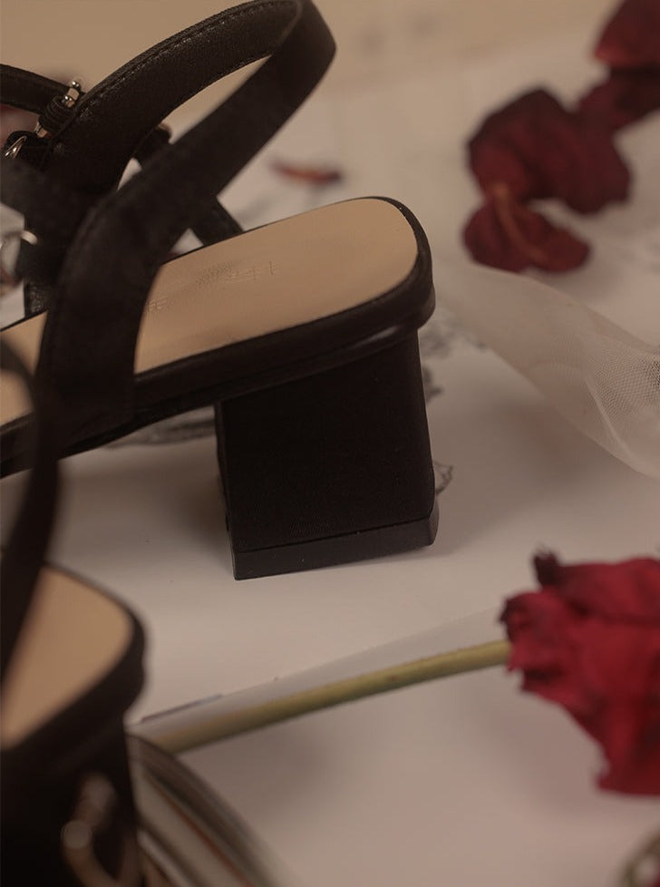 黑色玫瑰花珍珠凉鞋