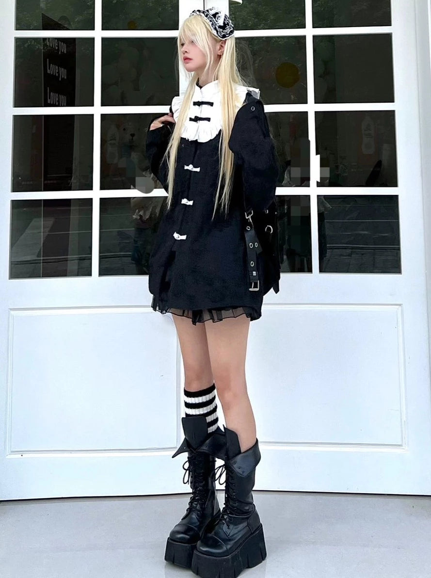 Dunkel gemustertes Porzellankleid