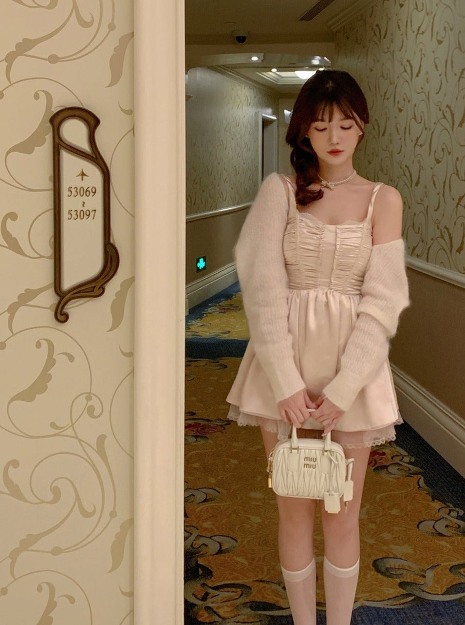 修剪缎面香槟避难的公平铅