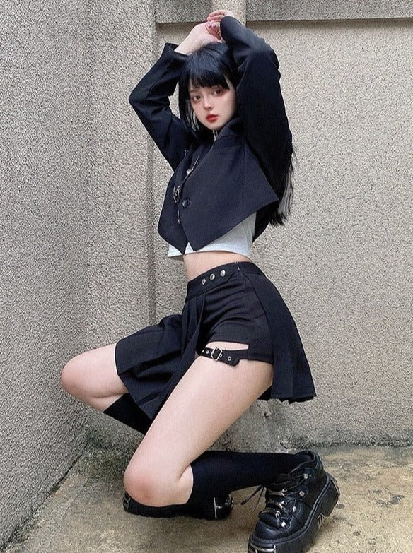 带链条的束身外套 + 分叉金属搭扣短裙