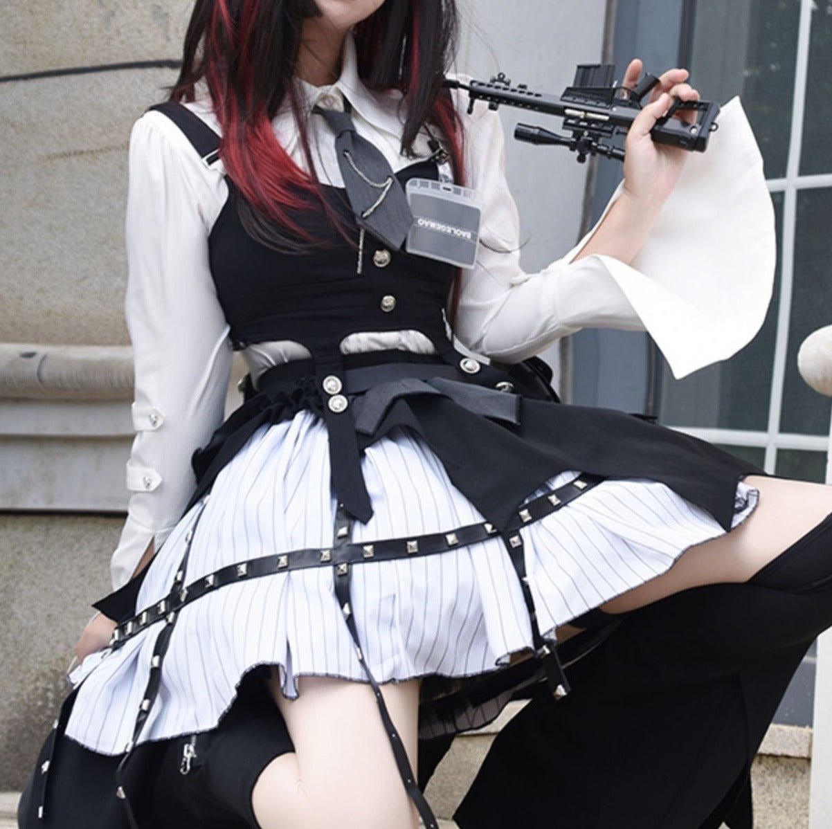 ネクタイ付きストラップスリットスリーブシャツ+サスビスチェ+ウエストバッグ付きスタッズイレヘムレイヤードスカート+アシメレッグカバーフルセット - Belchic