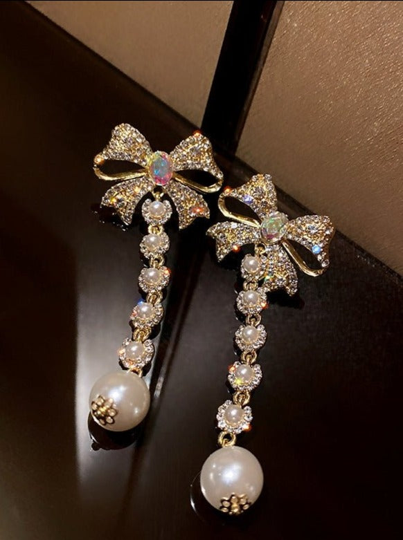 パールリボンクリスタルチャームピアス - LilyBlack