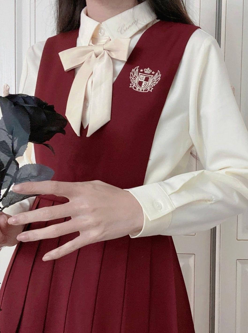 エンブレムショートジャケット+ネクタイ付き刺繍カラーブラウス+サスワンピース - LilyBlack