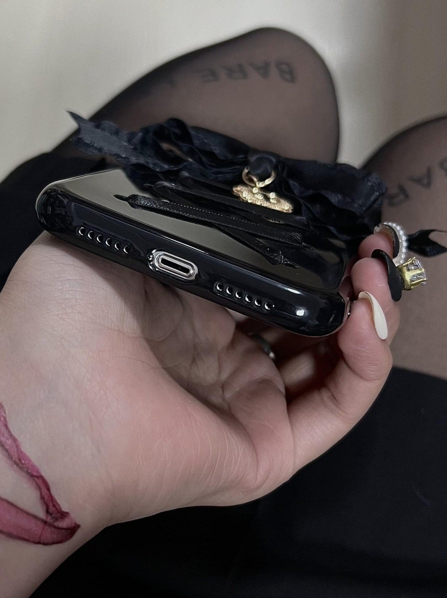 クロスチャームレースアップシリコンスマホケース - LilyBlack