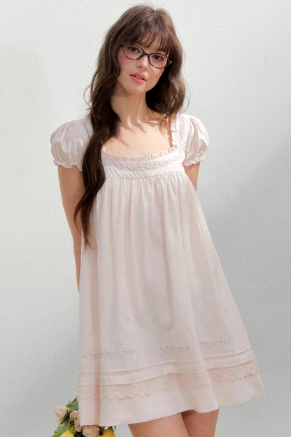 Vestido bordado con cuello cuadrado