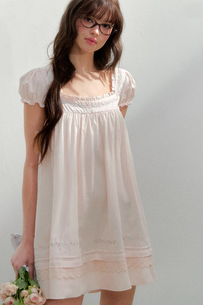 Vestido bordado con cuello cuadrado