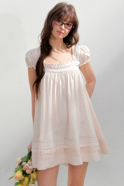 Vestido bordado con cuello cuadrado