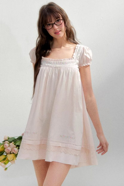 Vestido bordado con cuello cuadrado