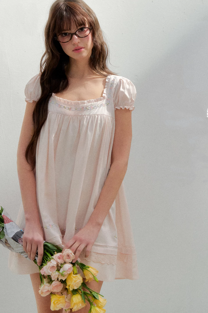 Vestido bordado con cuello cuadrado