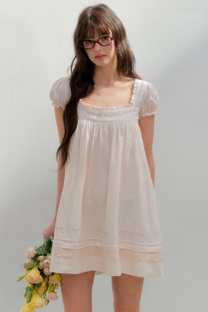 Vestido bordado con cuello cuadrado