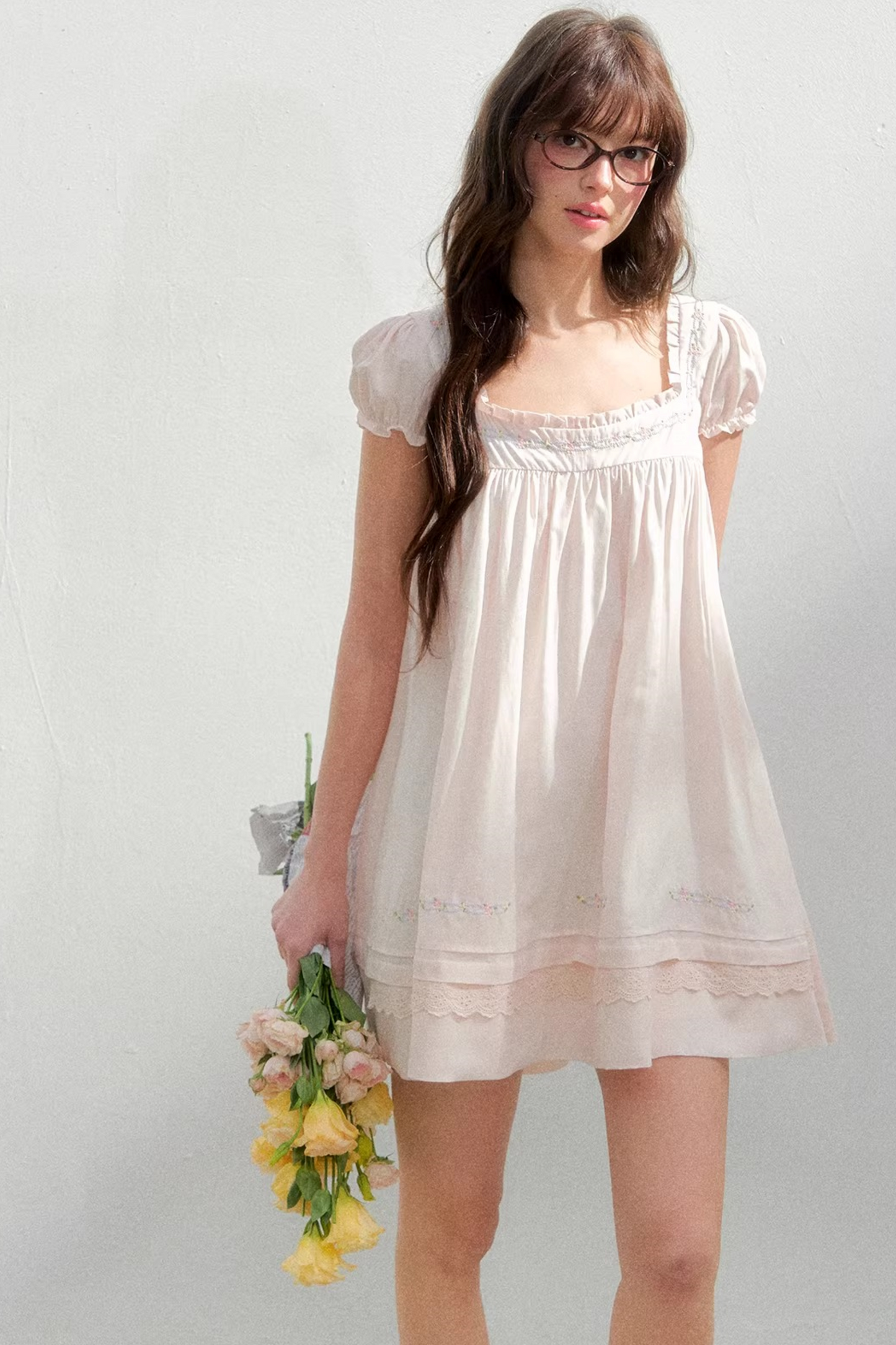 Vestido bordado con cuello cuadrado
