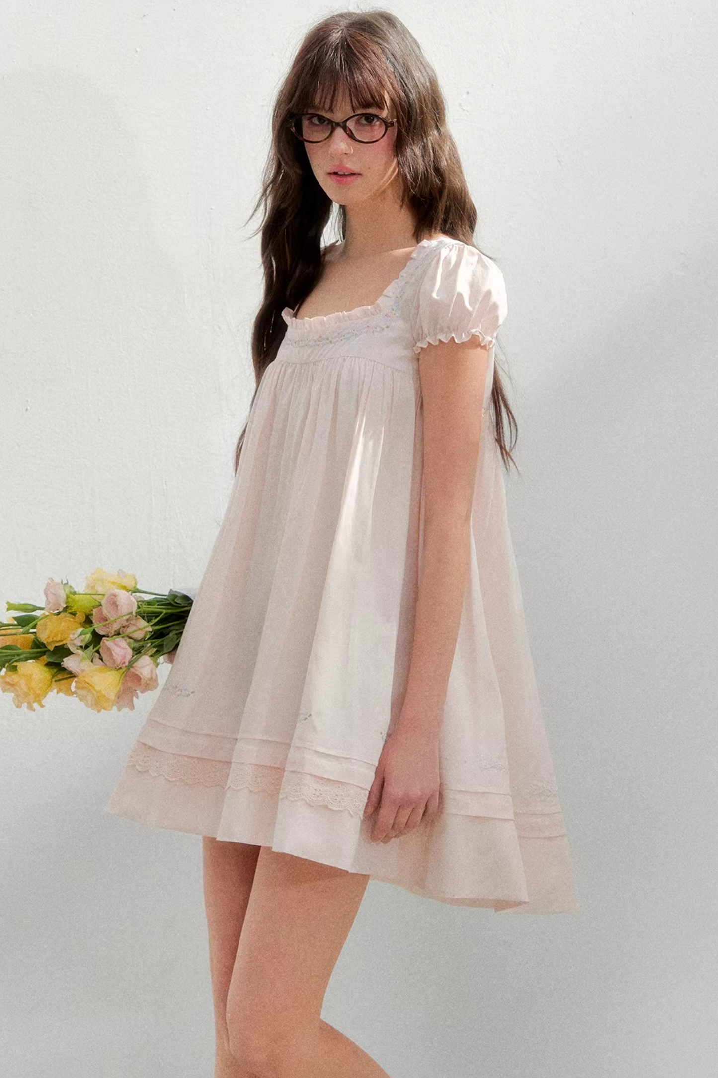 Vestido bordado con cuello cuadrado