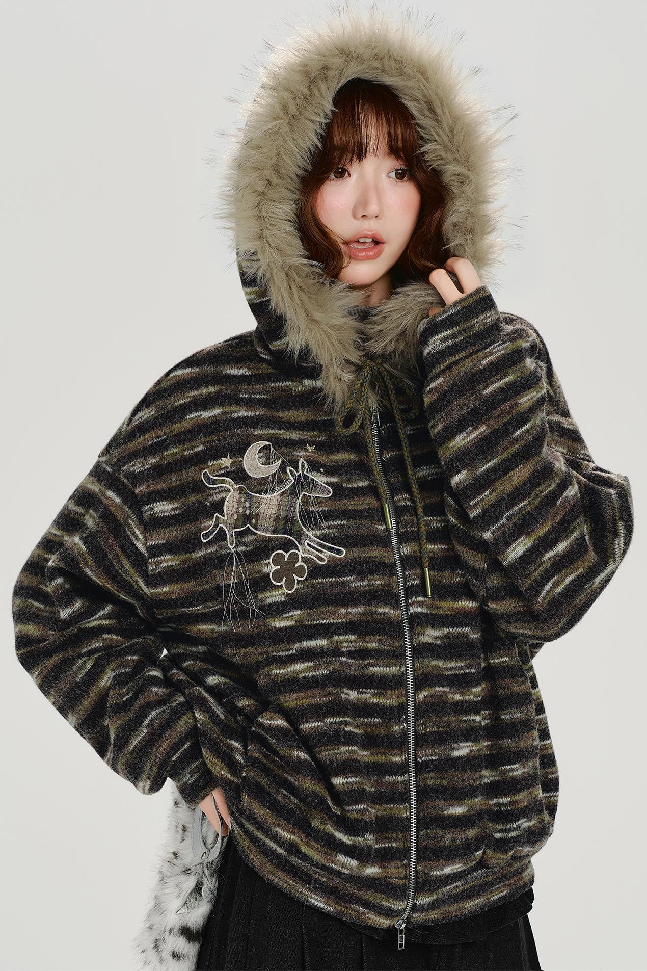 エンブロイダーファーカラーストライプドジャケット