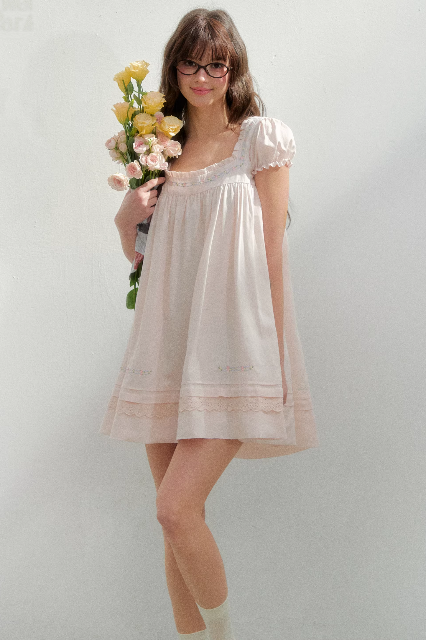 Vestido bordado con cuello cuadrado