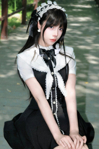 Monochromes Spitzen-Sailorkleid im Lady-Stil