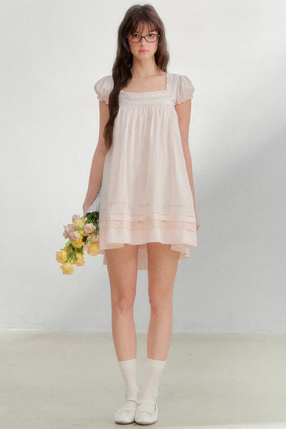 Vestido bordado con cuello cuadrado