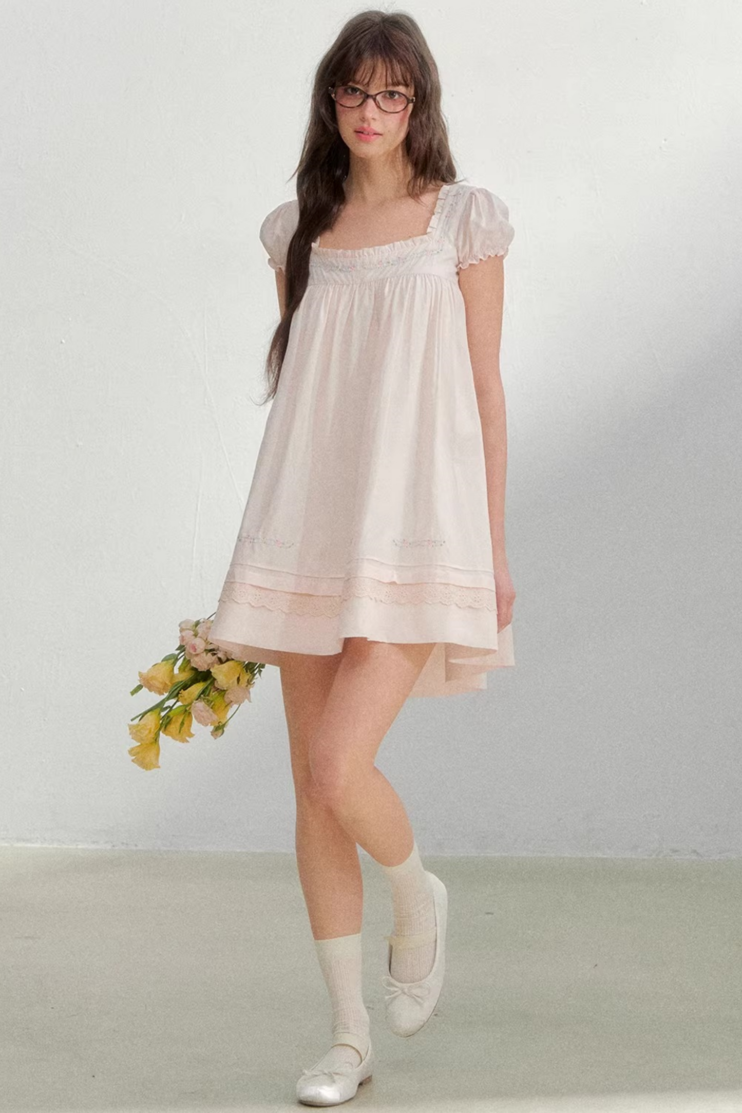 Vestido bordado con cuello cuadrado