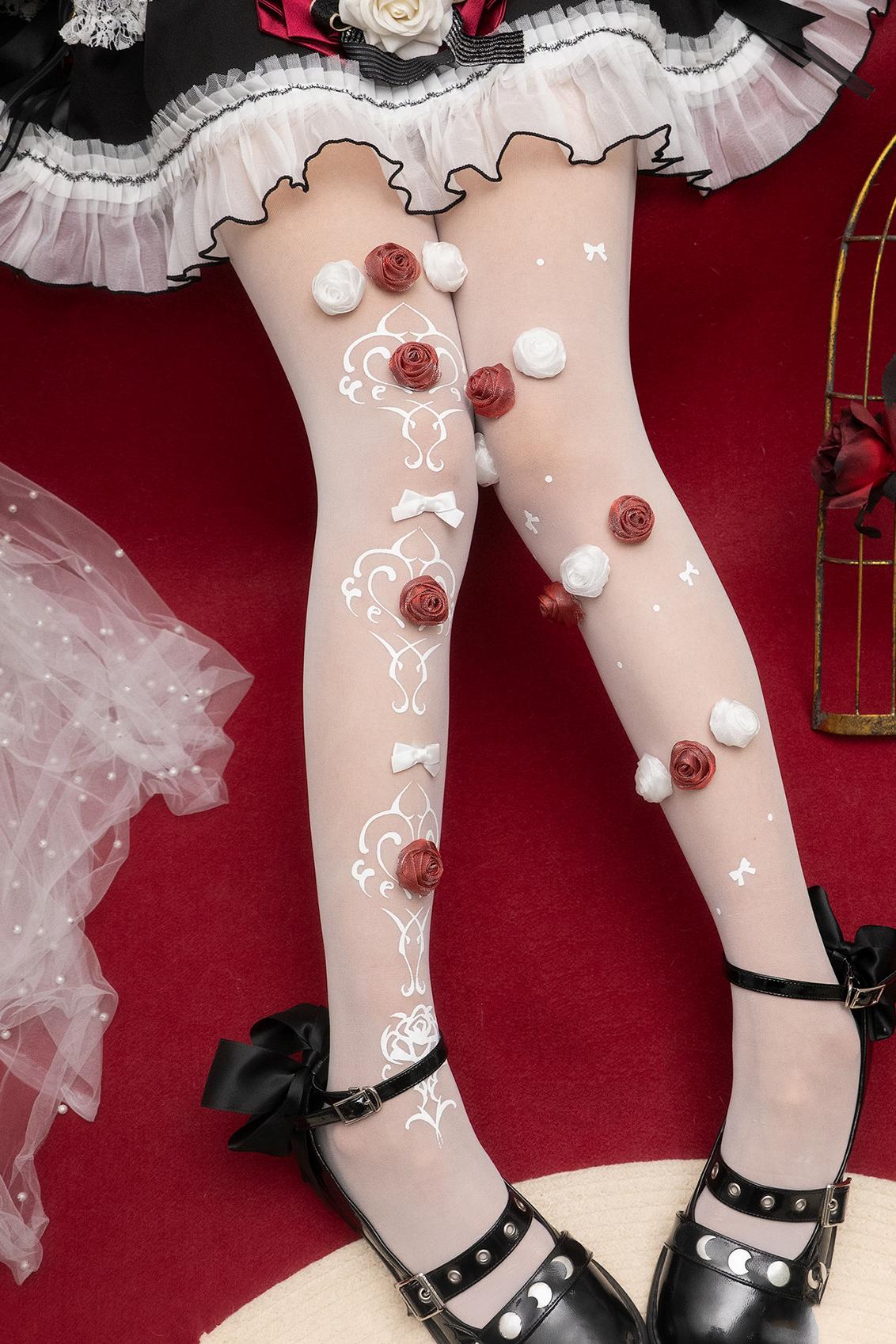 Rosenstrumpfhose der hochmütigen Hexe mit blühenden Rosen