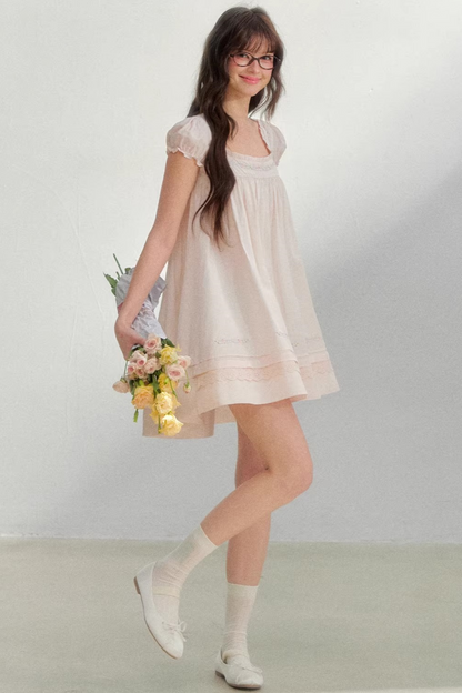Vestido bordado con cuello cuadrado