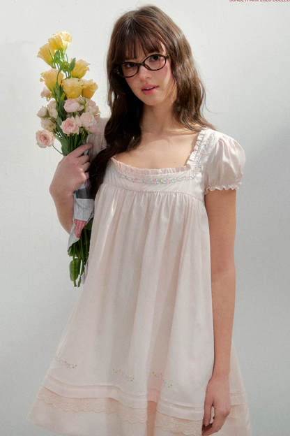 Vestido bordado con cuello cuadrado