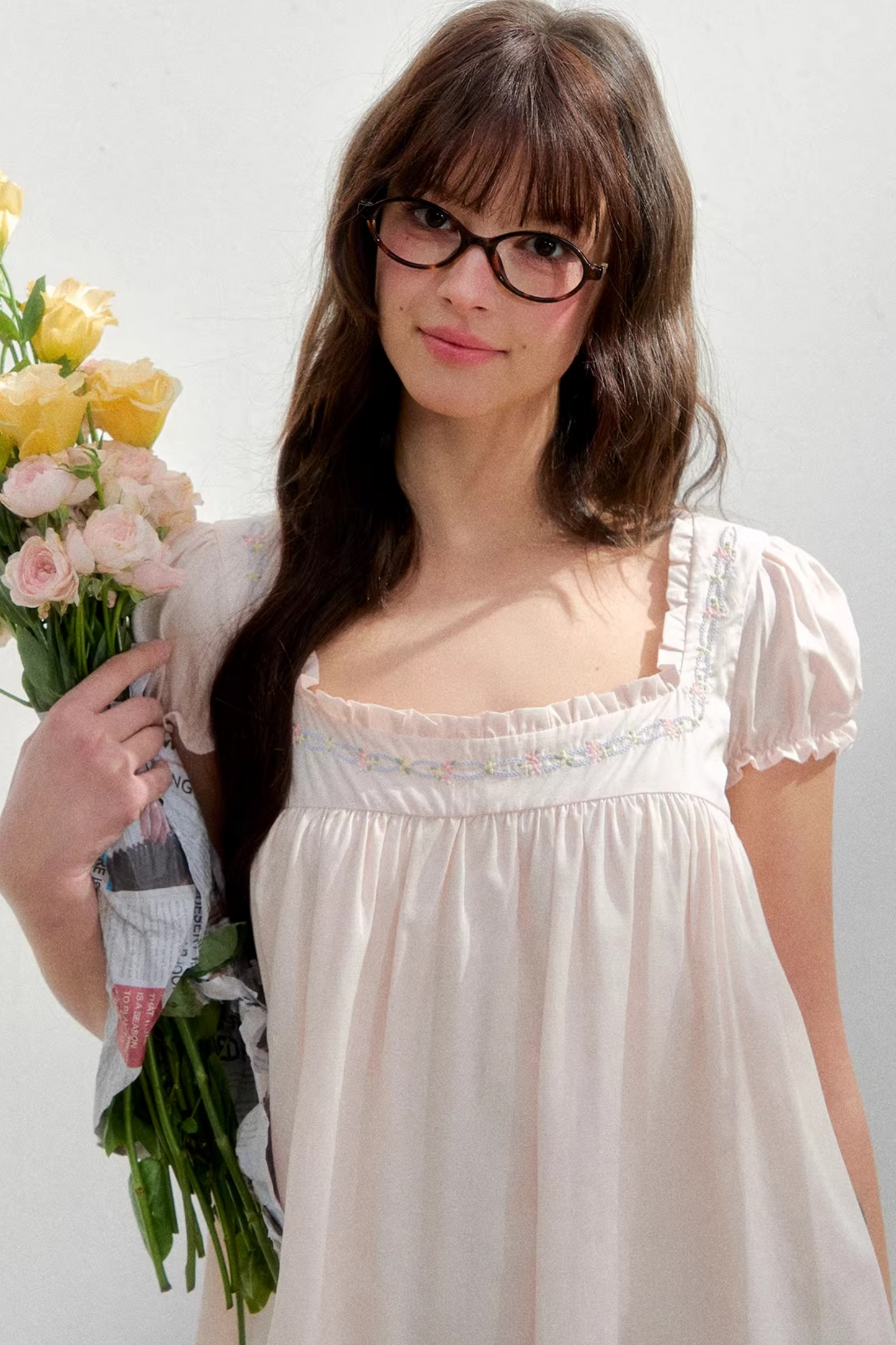Vestido bordado con cuello cuadrado