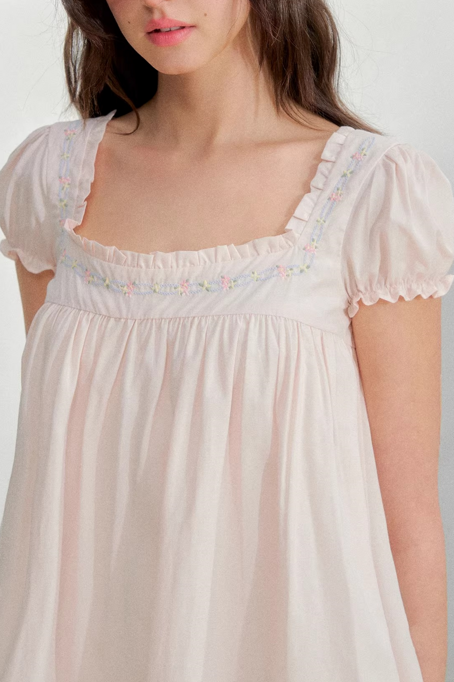 Vestido bordado con cuello cuadrado