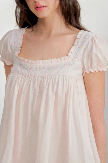 Vestido bordado con cuello cuadrado