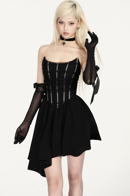 Schwarzes Kleid mit Netzeinsatz