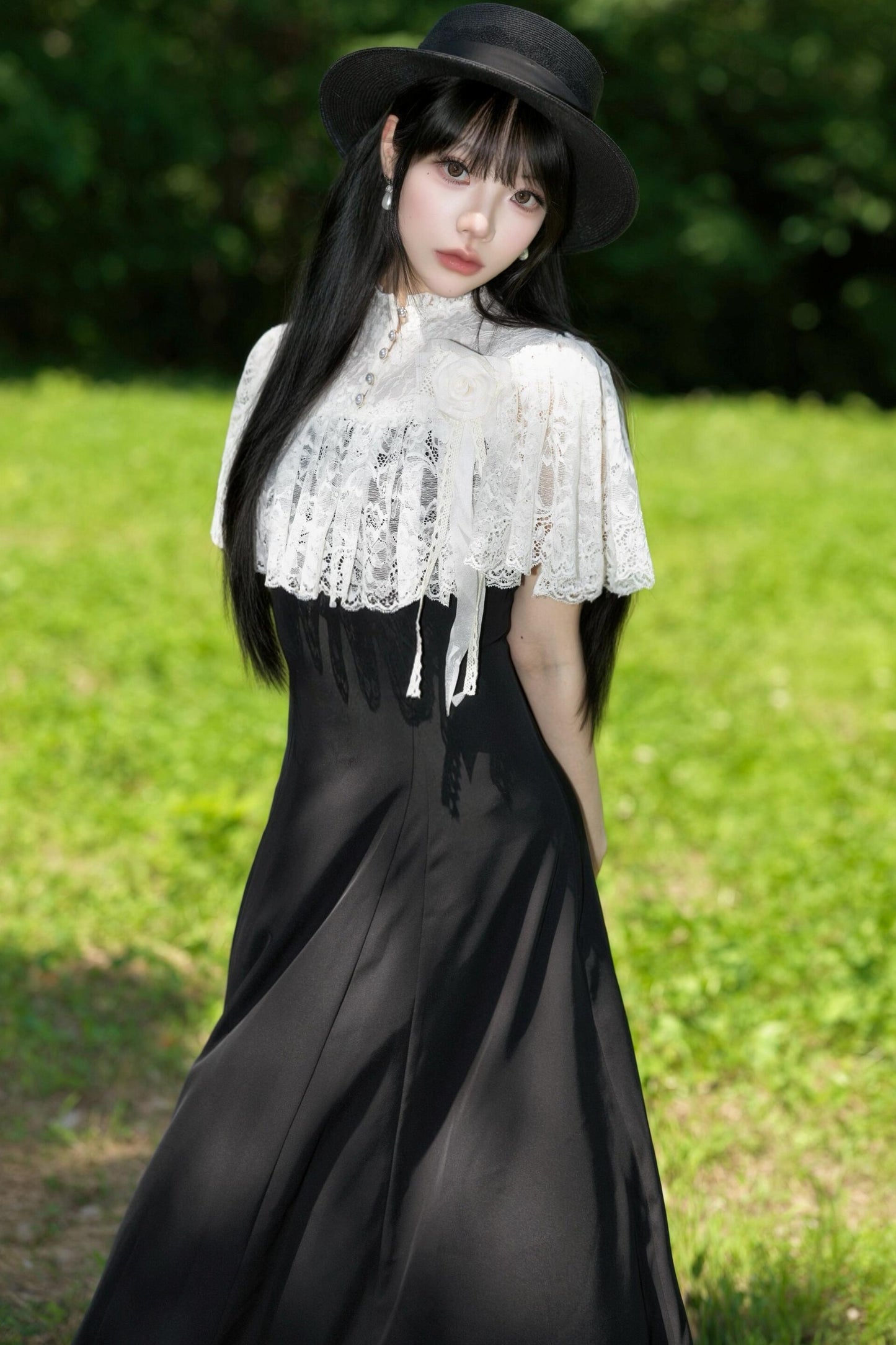 Elegantes langes Kleid mit Spitzenumhang