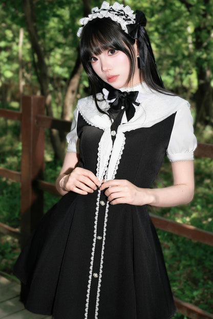 Monochromes Spitzen-Sailorkleid im Lady-Stil